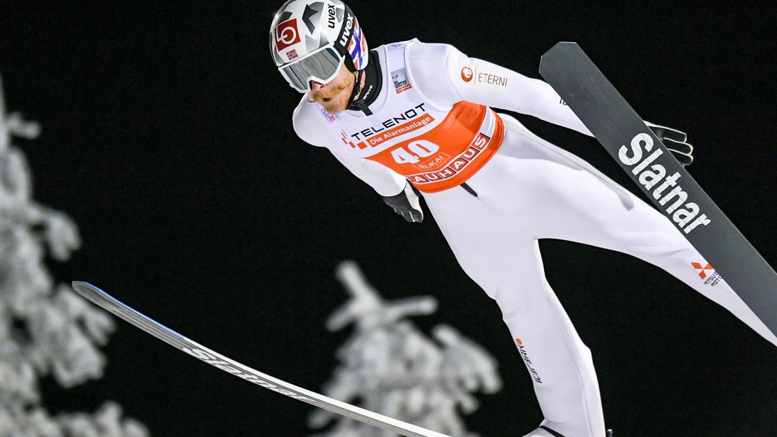 PAP/EPA / KIMMO BRANDT / Za skok w tym białym kombinezonie Robert Johansson został zdyskwalifikowany