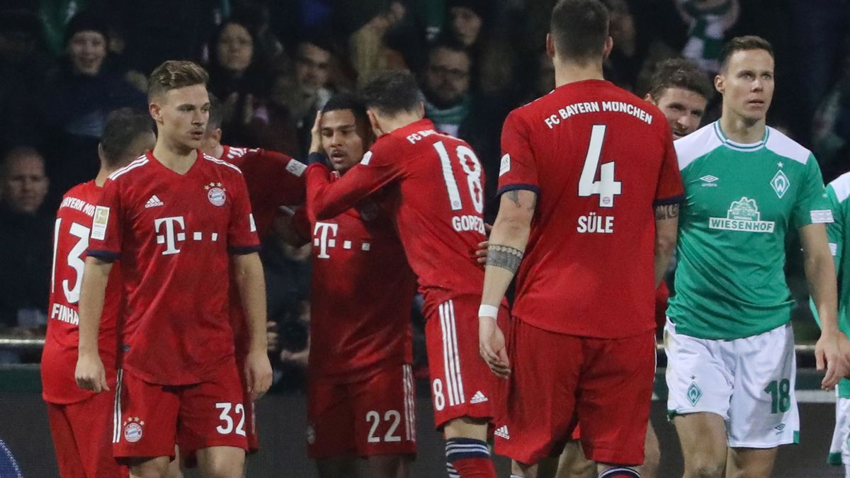 piłkarze Bayernu Monachium cieszą się z gola Serge'a Gnabryego