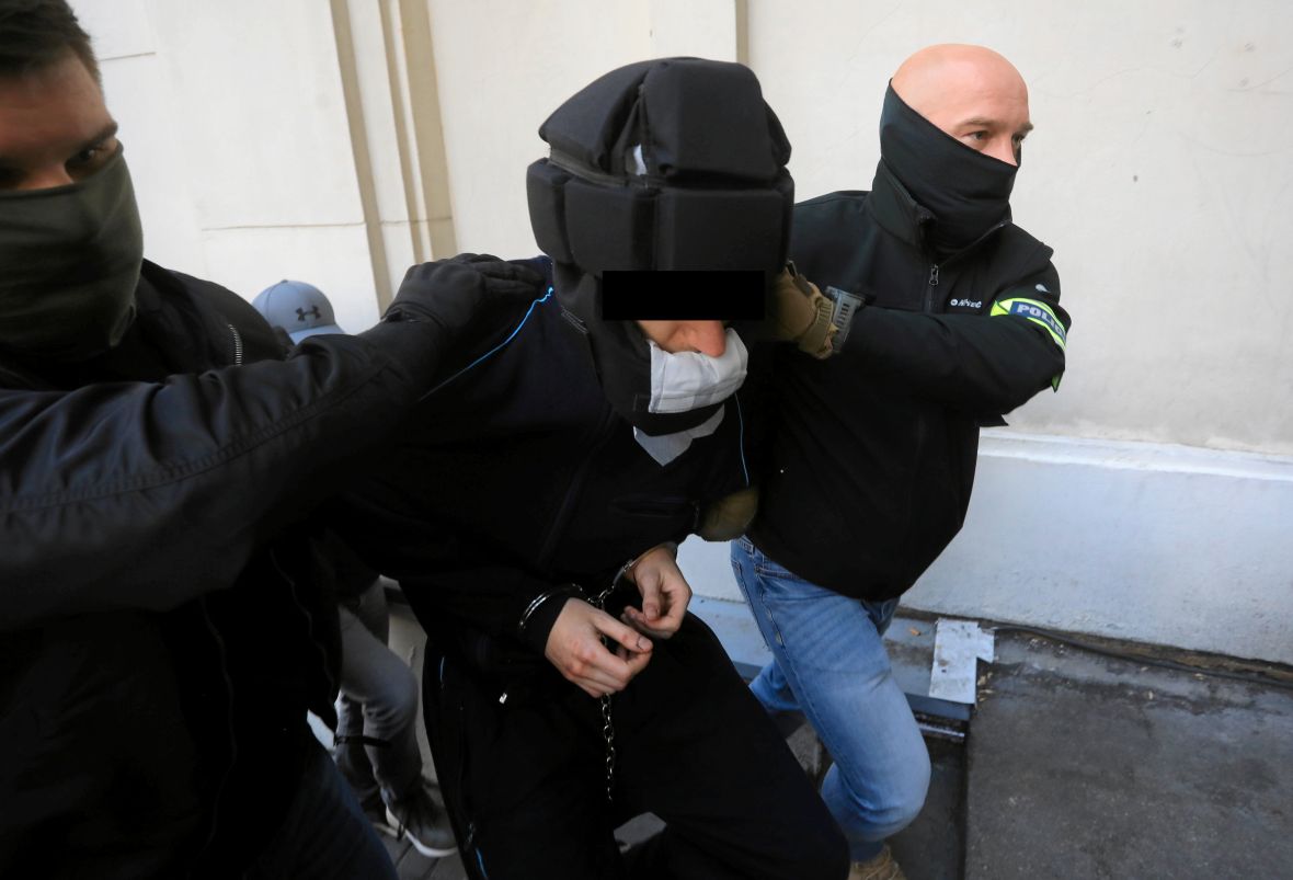 Policjanci prowadzą Mieszka R. na przesłuchanie w prokuraturze