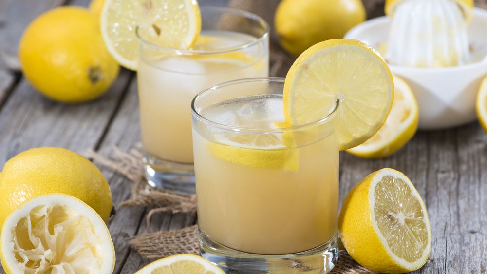 Biała lemoniada z koncentratu przygotowana z wodą