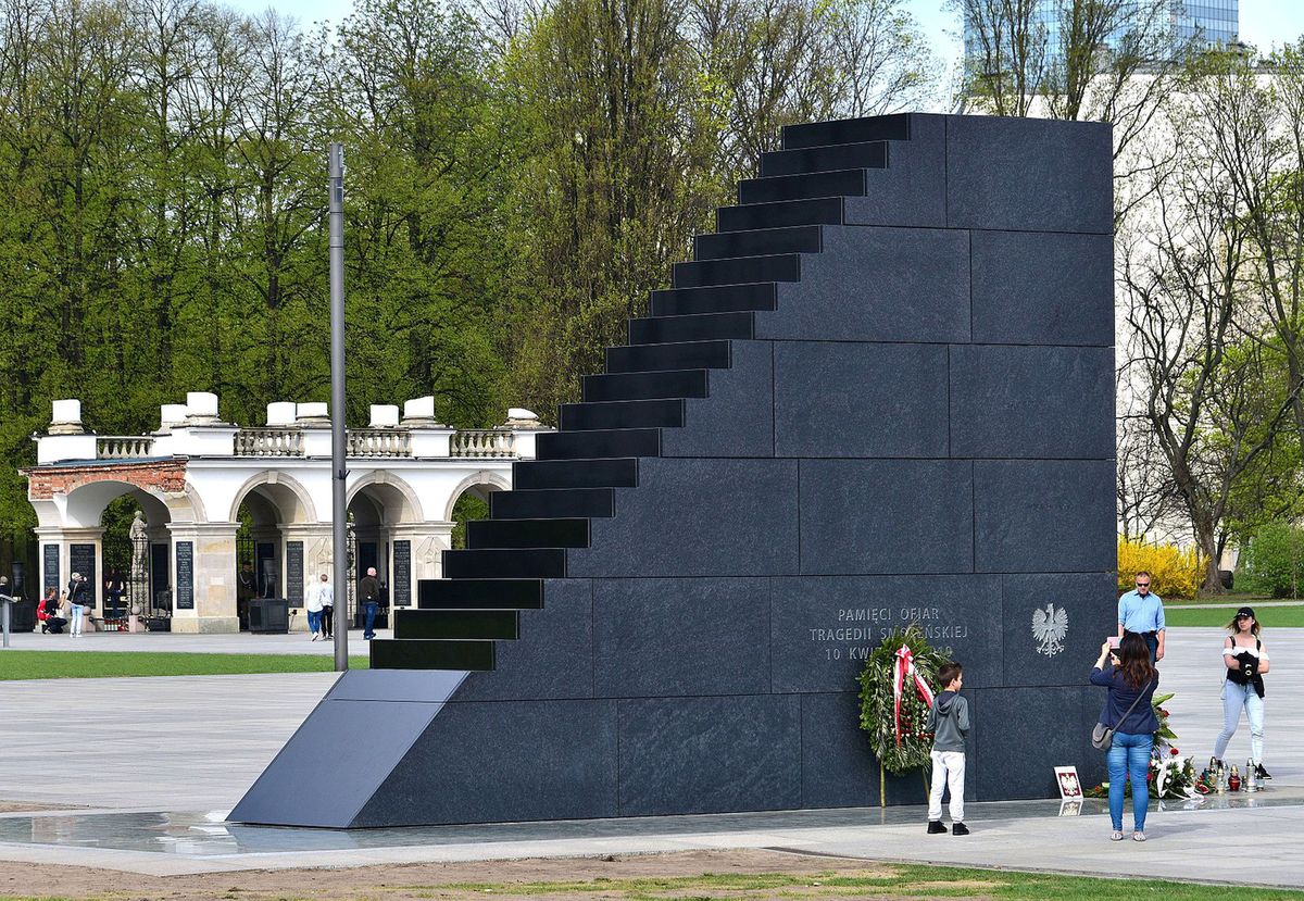 Zrobienie napisu na pomniku było naganne, ale jego treść "Aborcja jest OK" nie była znieważeniem obiektu przy placu Piłsudskiego m- orzekł w środę Sąd Rejonowy dla Warszawy-Śródmieścia (Wikimedia Commons)