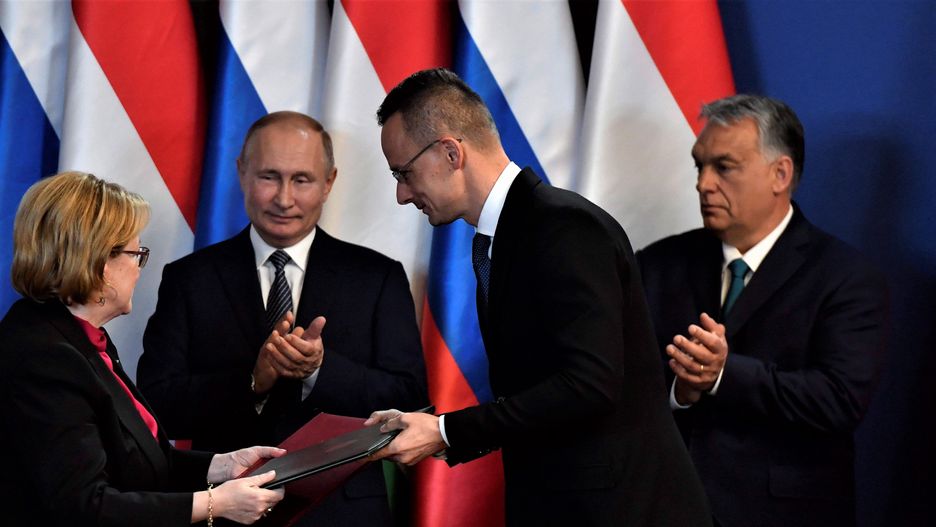 Szef MSZ Węgier Peter Szijjarto i rosyjska ministra zdrowia Veroníka Ígorevna Skvortsóva po podpisaniu rosyjsko-węgierskiego programu współpracy regionalnej. Klaszczą Władimir Putin i Viktor Orban. Budapeszt, 30.10.2019 r.