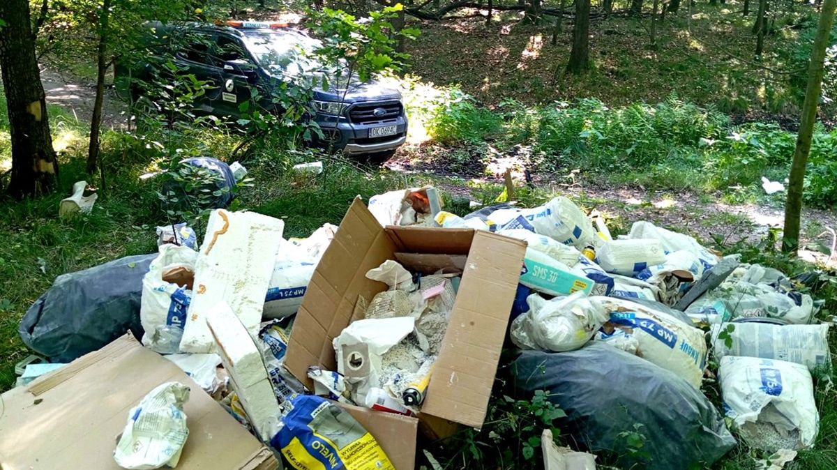 Leśnicy ustalili sprawców zaśmiecania lasów.