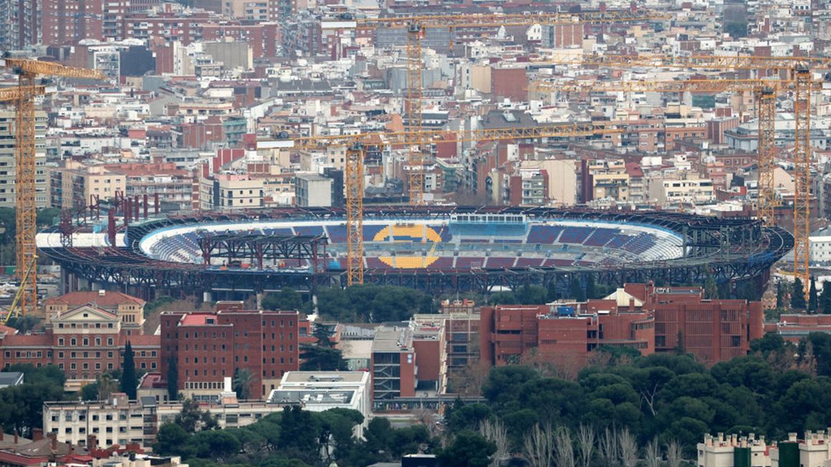 Getty Images / Joan Valls/Urbanandsport /NurPhoto / Na zdjęciu: Camp Nou w Barcelonie przechodzi modernizację