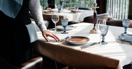 W tej restauracji pracują kelnerzy z demencją. Nie zawsze dostaniesz to, co zamówiłeś