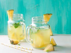Napój o smaku lemoniady w proszku przygotowany z wodą