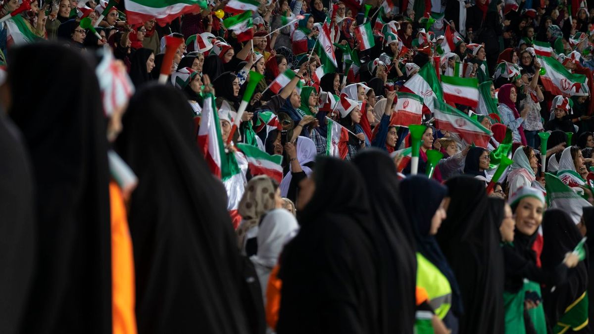 Irańscy kibice podczas meczu piłki nożnej