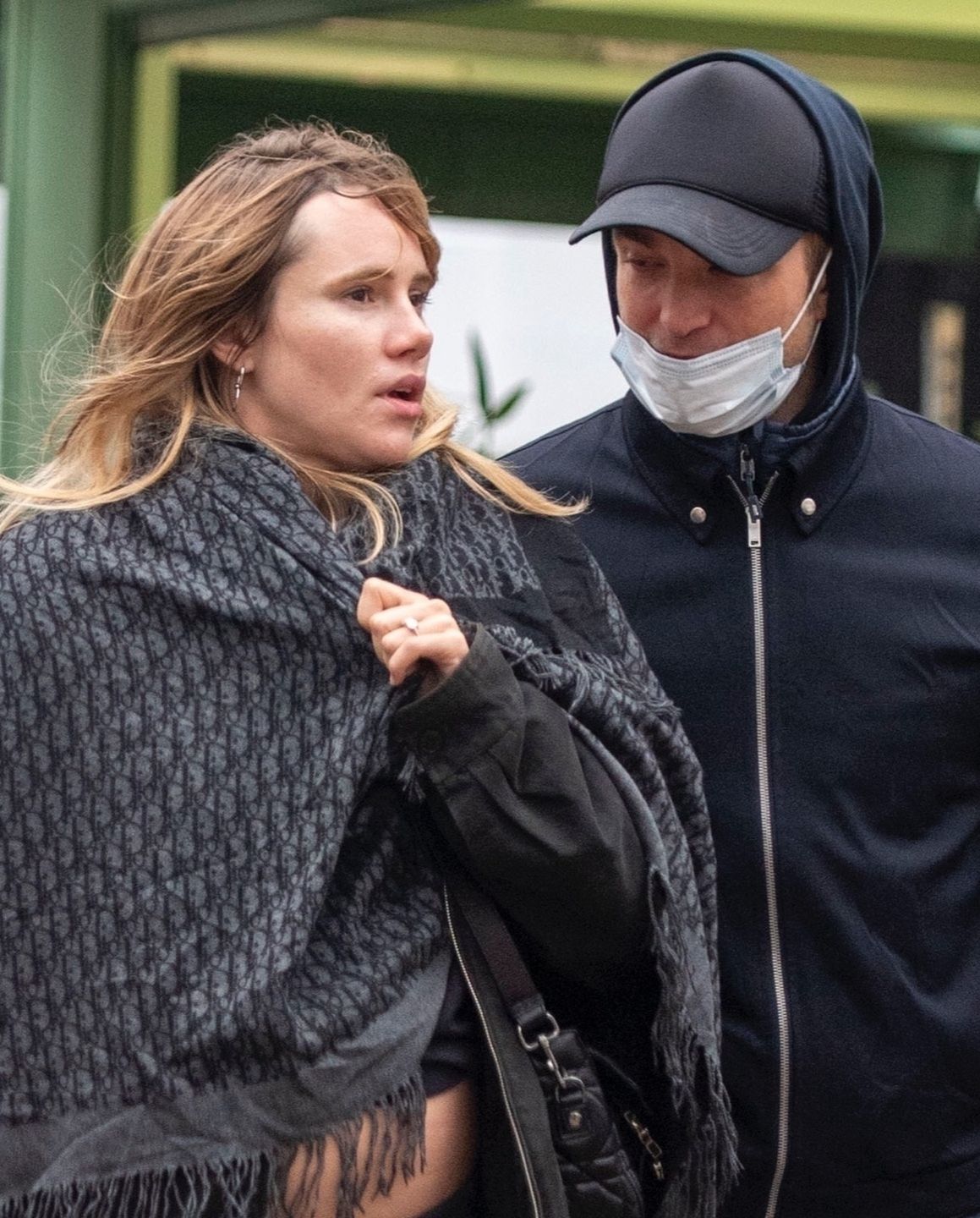 Robert Pattinson i Suki Waterhouse z ogromnym pierścionkiem na palcu