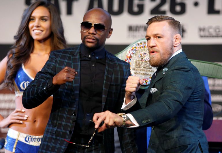 Mayweather [L] i McGregor [P] podczas konferencji prasowej