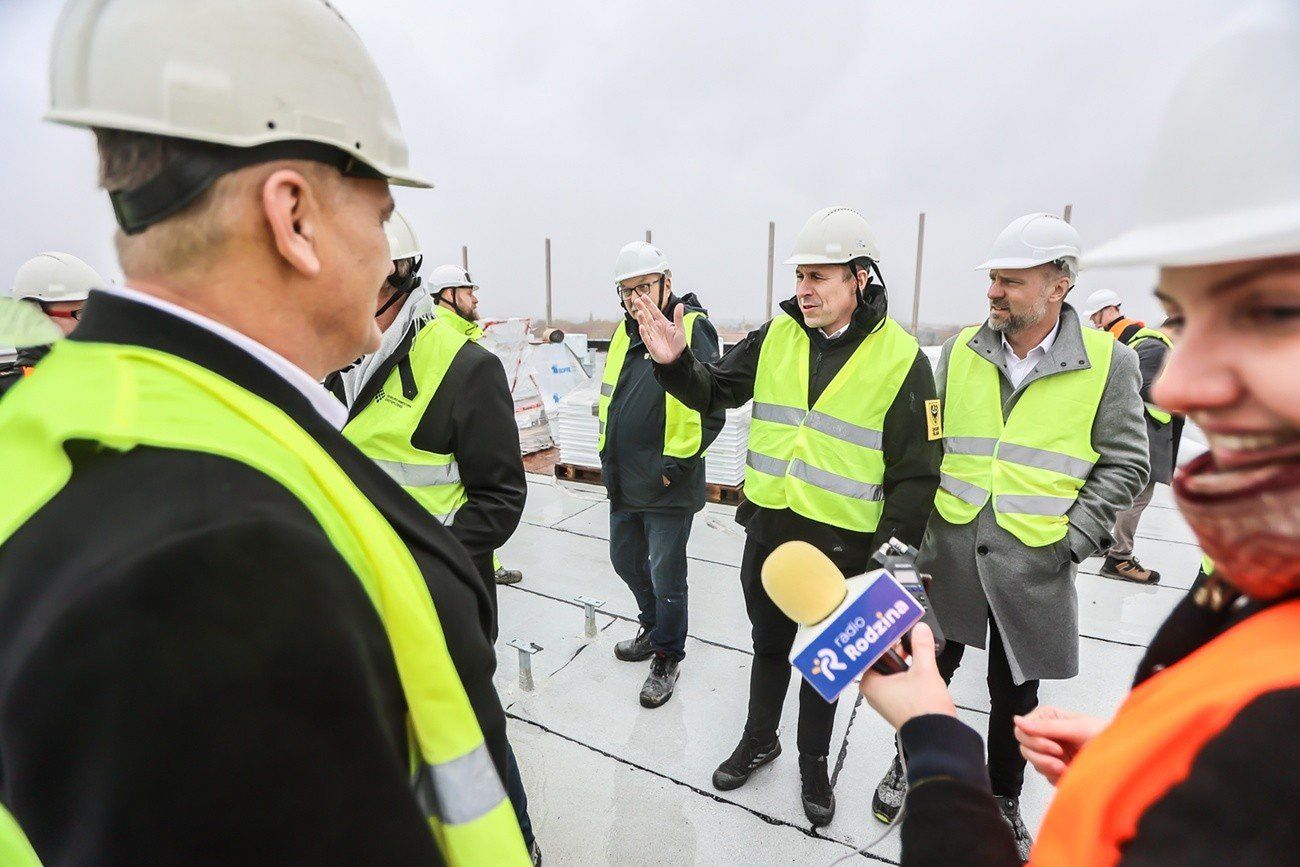 Media po budowanym szpitalu oprowadzali m.in. marszałek Paweł Gancarz, wicemarszałek Jarosław Rabczenko i Cezary Przybylski, wiceprzewodniczący sejmiku.