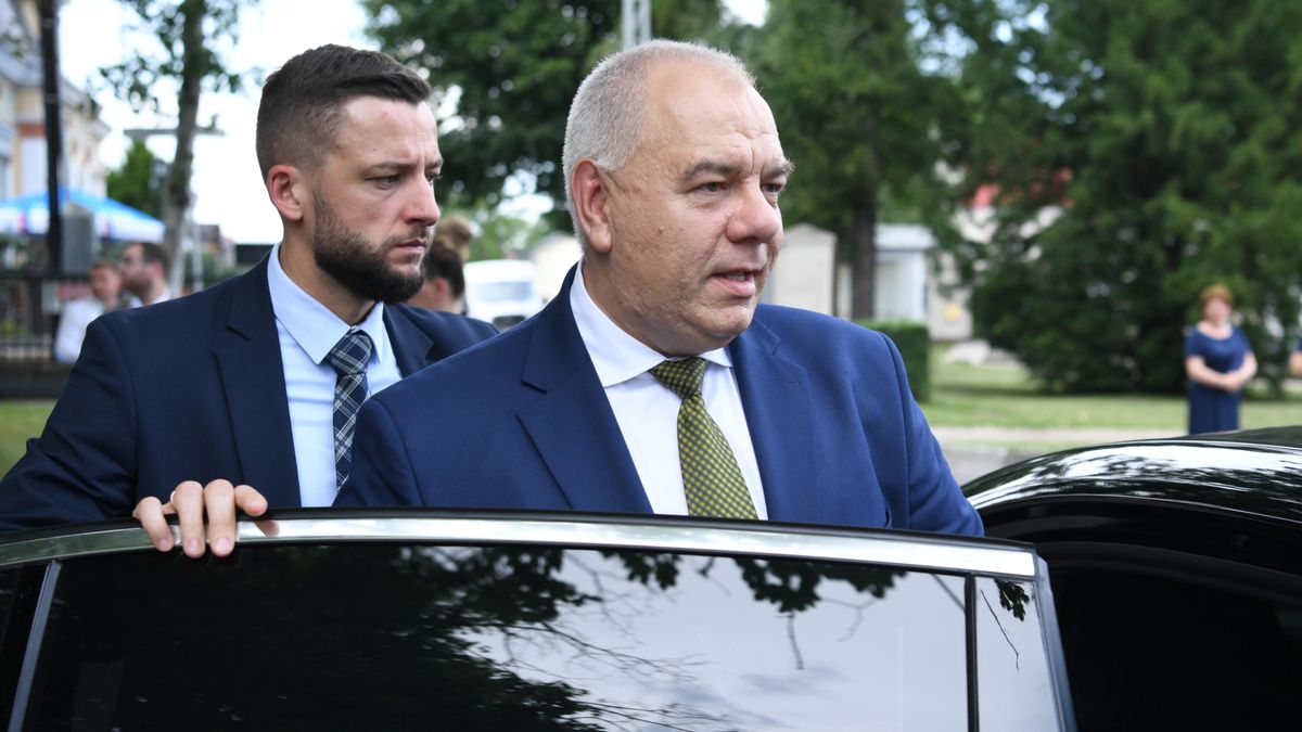 Jacek Sasin�a�cut, 28.07.2021. Wicepremier, minister aktyw�w pa�stwowych Jacek Sasin (P) podczas konferencji prasowej przed Centrum Medycznym w �a�cucie, 28 bm. Trwa wizyta wicepremiera Sasina w wojew�dztwie podkarpackim. (dd/awol) PAP/Darek DelmanowiczDarek Delmanowiczbriefing prasowy, Jacek Sasin, konferencja prasowa, �a�cut, polityk, polityka, wizyta