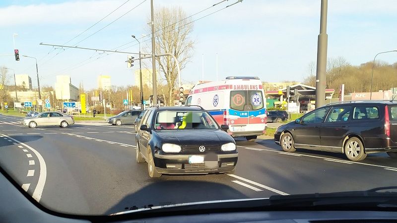 Kierowca volkswagena pojechał pod prąd na rondzie Dmowskiego przy zamku