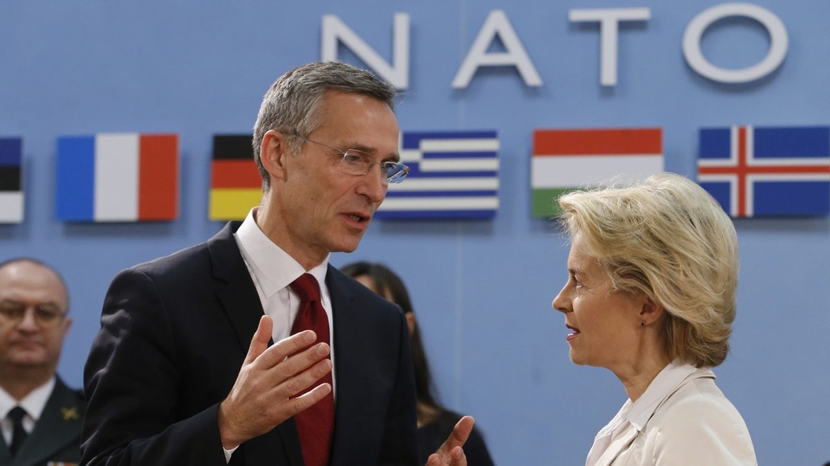 Jens Stoltenberg i niemiecka minister obrony Ursula von der Leyen.