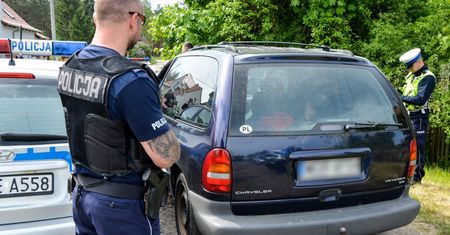 Przewoził 11 osób. Pasażerowie leżeli pod kurtkami