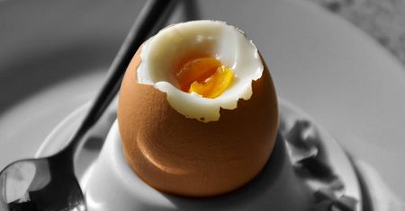 Jesz jajka na miękko? Takie mogą być skutki, a mało kto ma świadomość