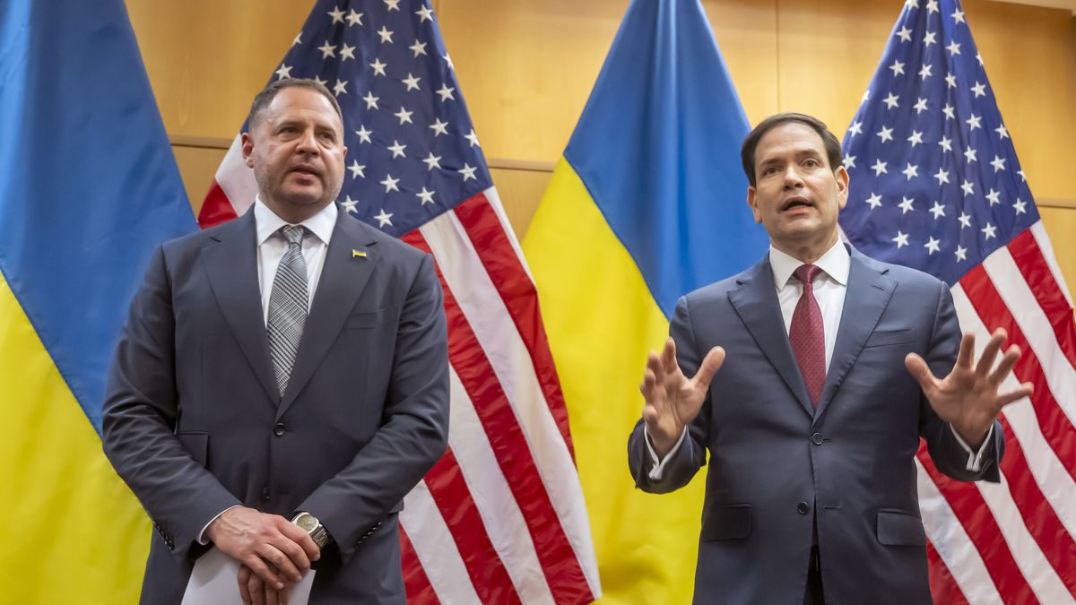 Head of the Office of the President of Ukraine Andriy Yermak (L), and US Secretary of state Marco Rubio (R), talk to the press as their consultations continue on the Trump peace plan at the US Mission in Geneva, Switzerland, 23 November 2025. US and Ukraine officials are expected to meet in Geneva on 23 November to discuss the US president's peace plan aimed at ending the war with Russia. EPA/MARTIAL TREZZINI Dostawca: PAP/EPA.