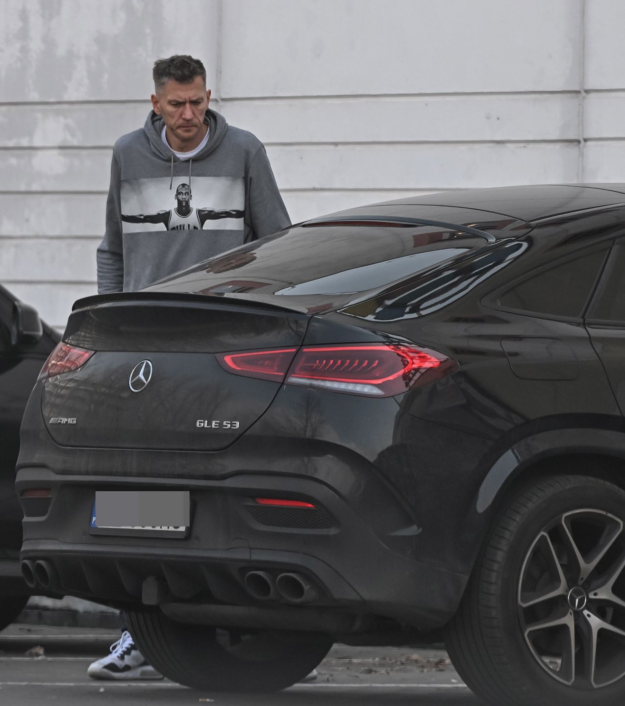 Cezary Trybański wozi się mercedesem za kilkaset tysięcy złotych