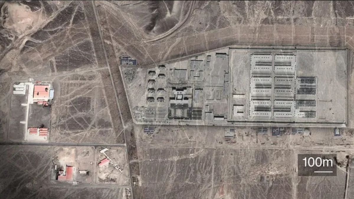 Zdjęcia satelitarne tzw. obozó reedukacyjnych w Sinciangu.