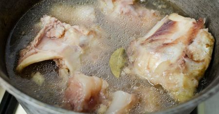 Odbudowuje kolagen od środka. Dba o skórę, wzmacnia stawy