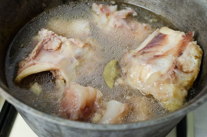 Odbudowuje kolagen od środka. Dba o skórę, wzmacnia stawy