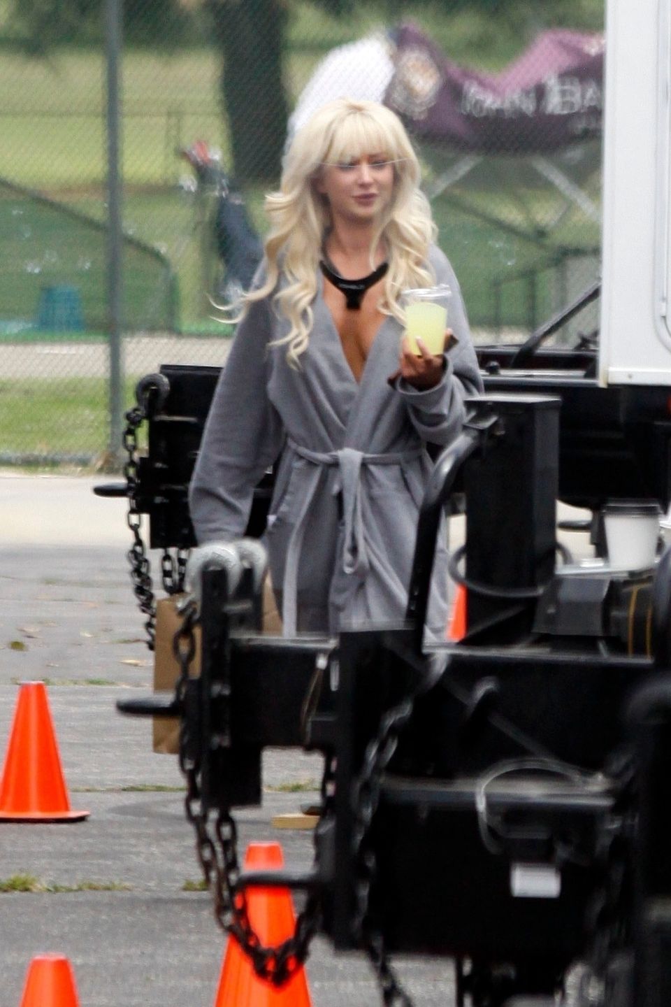 Lily James, jej dublerka i Sebastian Stan na planie serialu o seks taśmie Pameli Anderson i Tommy'ego Lee