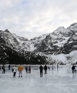 O krok od tragedii. Turyści wchodzą na zamarznięte Morskie Oko