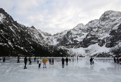 O krok od tragedii. Turyści wchodzą na zamarznięte Morskie Oko