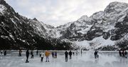 O krok od tragedii. Turyści wchodzą na zamarznięte Morskie Oko