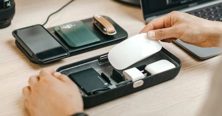 Organizer na miarę 2020 roku. Orbitkey Nest to etui na gadżety z ładowaniem indukcyjnym