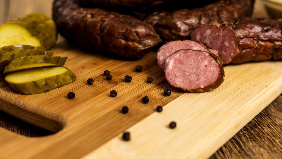 Wędzona kiełbasa na desce do krojenia