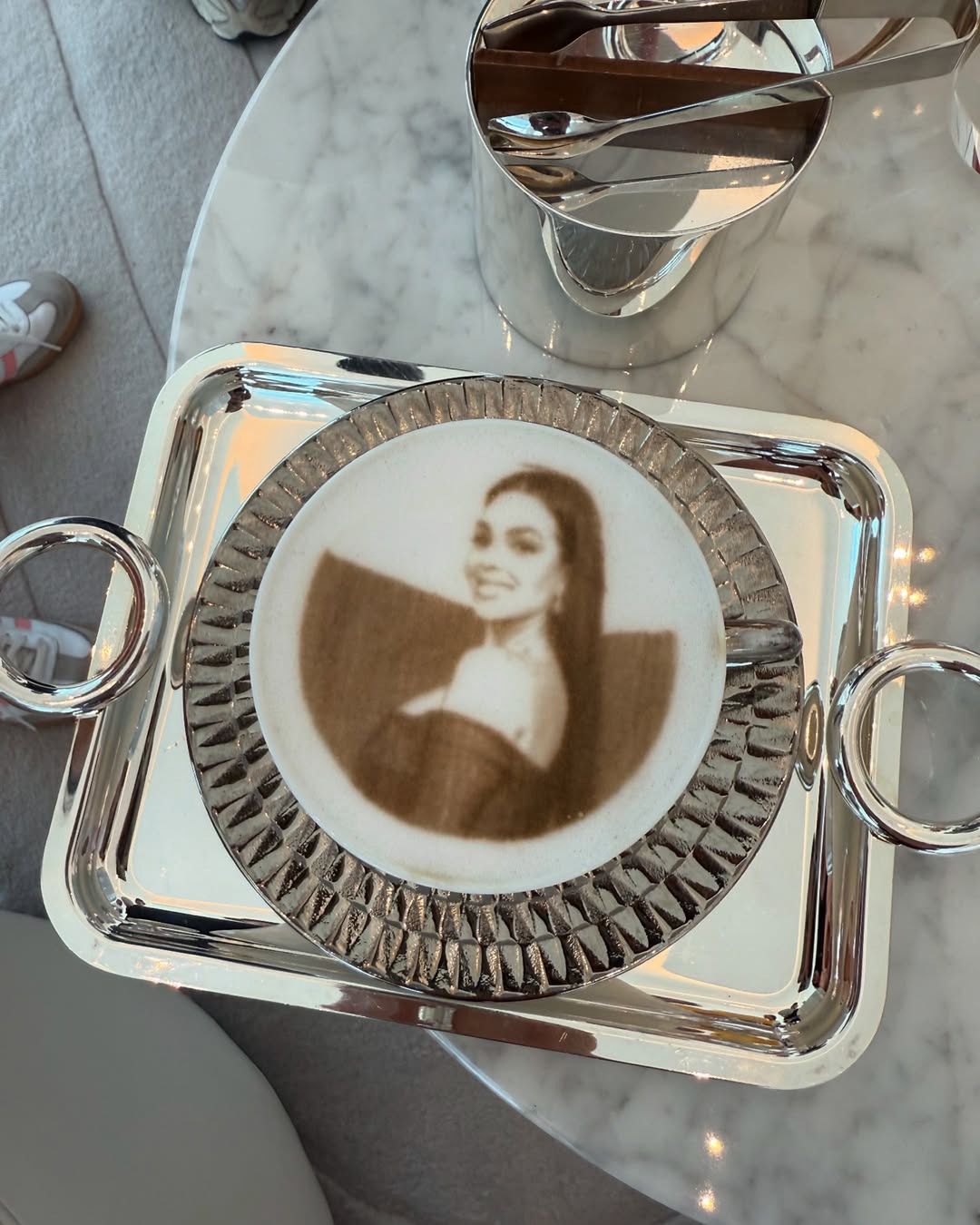 Latte art z Georginą Rodriguez