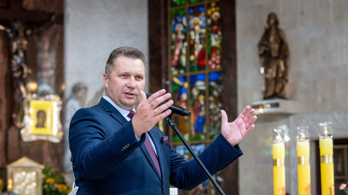Toruń, 06.08.2022. Minister edukacji i nauki Przemysław Czarnek podczas mszy świętej w trakcie 14. edycji "Dziękczynienia w Rodzinie" - dorocznego spotkania środowisk Radia Maryja w Toruniu, 6 bm. (sko) PAP/Tytus Żmijewski