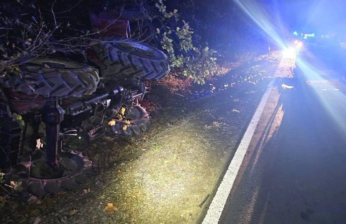 Starościn Kolonia: Dramat na drodze. Skoda wbiła się w traktor – rolnik zabrany śmigłowcem