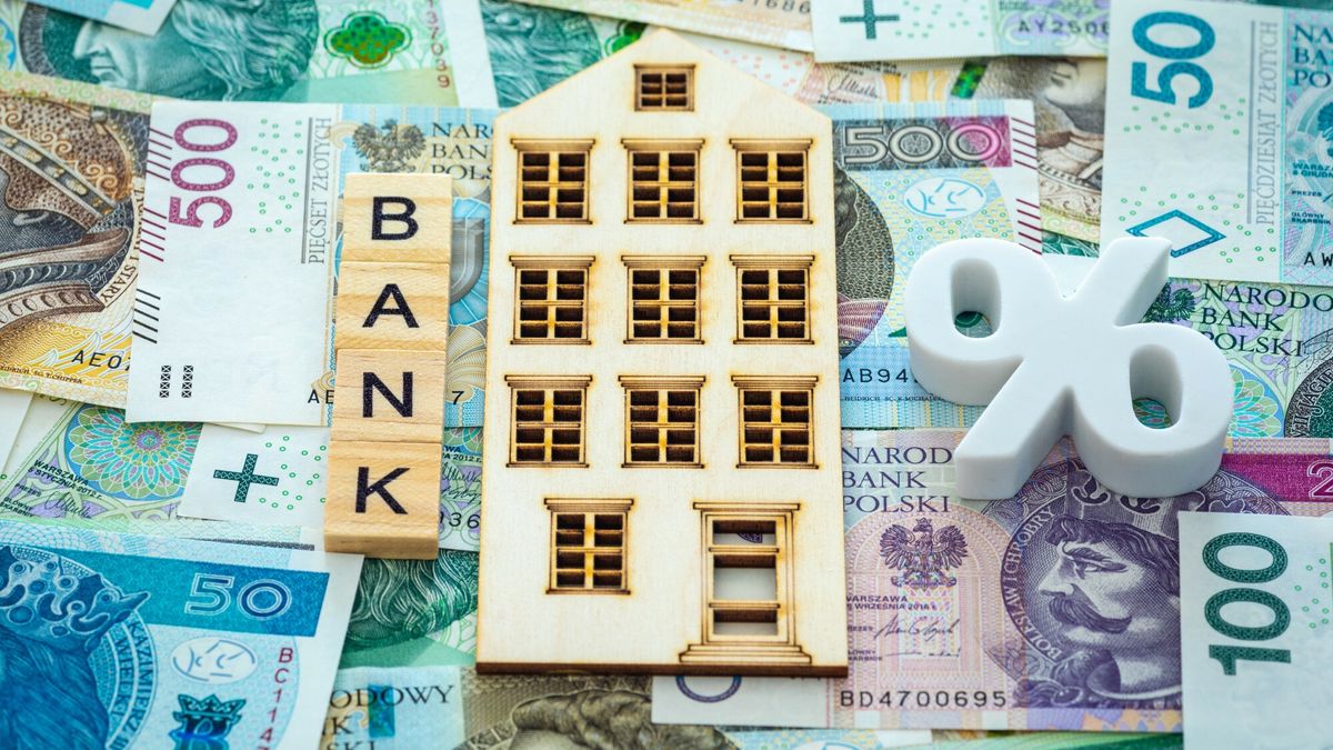 Stock ArZi
fot: Arkadiusz Ziolek/ East News.
n/z Symbol procenta i domku na tle banknotow.
ARKADIUSZ ZIOLEK