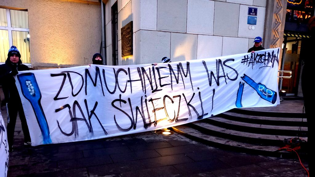 Zdjęcie okładkowe artykułu: Twitter / Życie na niebiesko / Protest fanów Ruchu Chorzów