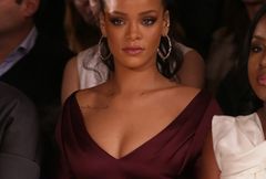 Rihanna w burgundowej sukience na Nowojorskim Tygodniu Mody