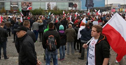 Manifestacje za i przeciw przyjmowaniu uchodźców