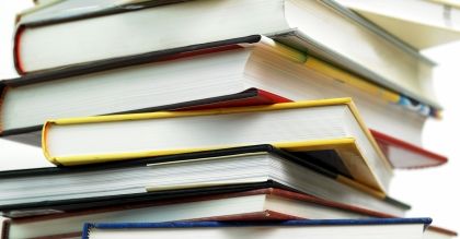 Szkoły dostawały kosztowne prezenty, a rodzice przepłacali