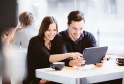 Polacy rzadko romansują w pracy ze strachu przed jej utratą (WIDEO)