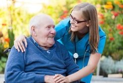 Czeki na opiekę. Państwo daje 1000 zł na głowę