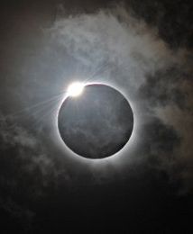 Zobacz całkowite zaćmienie Słońca