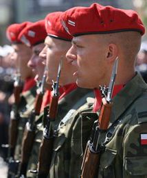 Mniej mundurowych przechodzi na emerytury. Liczą na Tuska