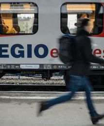 PKP zmienia rozkład - na chwilę. Pasażerowie są wściekli