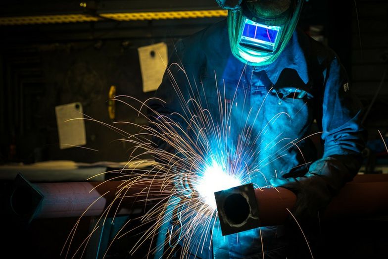 Młodzi są na śmieciówkach, ci po 60. wolą zajmować się wnukami i rodzicami. Dlatego pracujemy "tylko" 33 lata