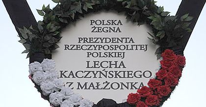 Tysiące ludzi na trasie konduktu żałobnego w Krakowie