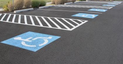 Koperty na parkingach dla najbardziej potrzebujących. Niedosłyszący nie zaparkuje