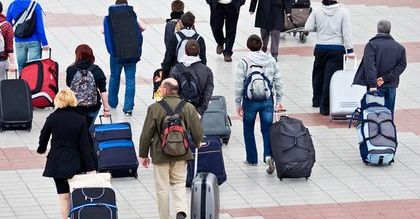 Alarmujące dane. Wyjeżdżać chcą już nawet etatowcy. Za mało zarabiają