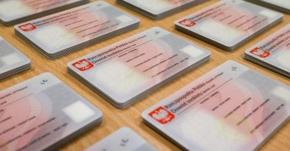 Dowody osobiste w Polsce: od papierowych kartoników po plastikowe karty