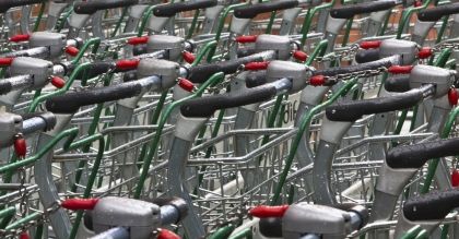 Supermarkety zahamowały spadki