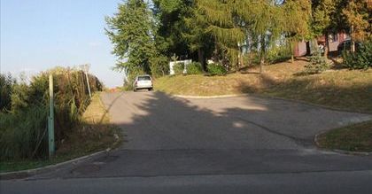 Urzędniczy absurd! Rozbiorą ludziom drogę, bo nie ma jej w planach